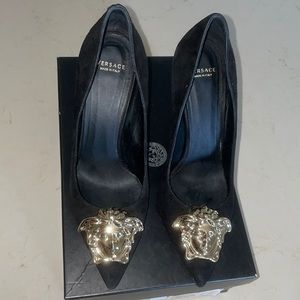 Versace Medusa pumps in suede with gold